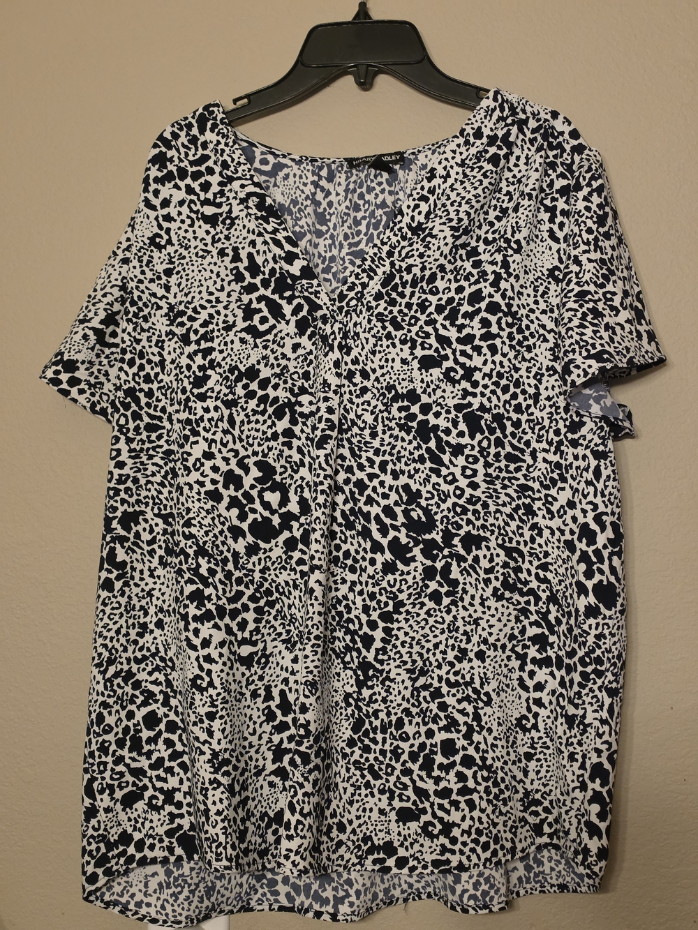 Hilary Radley Black and White Short-Sleeve V-Neck Printed Top